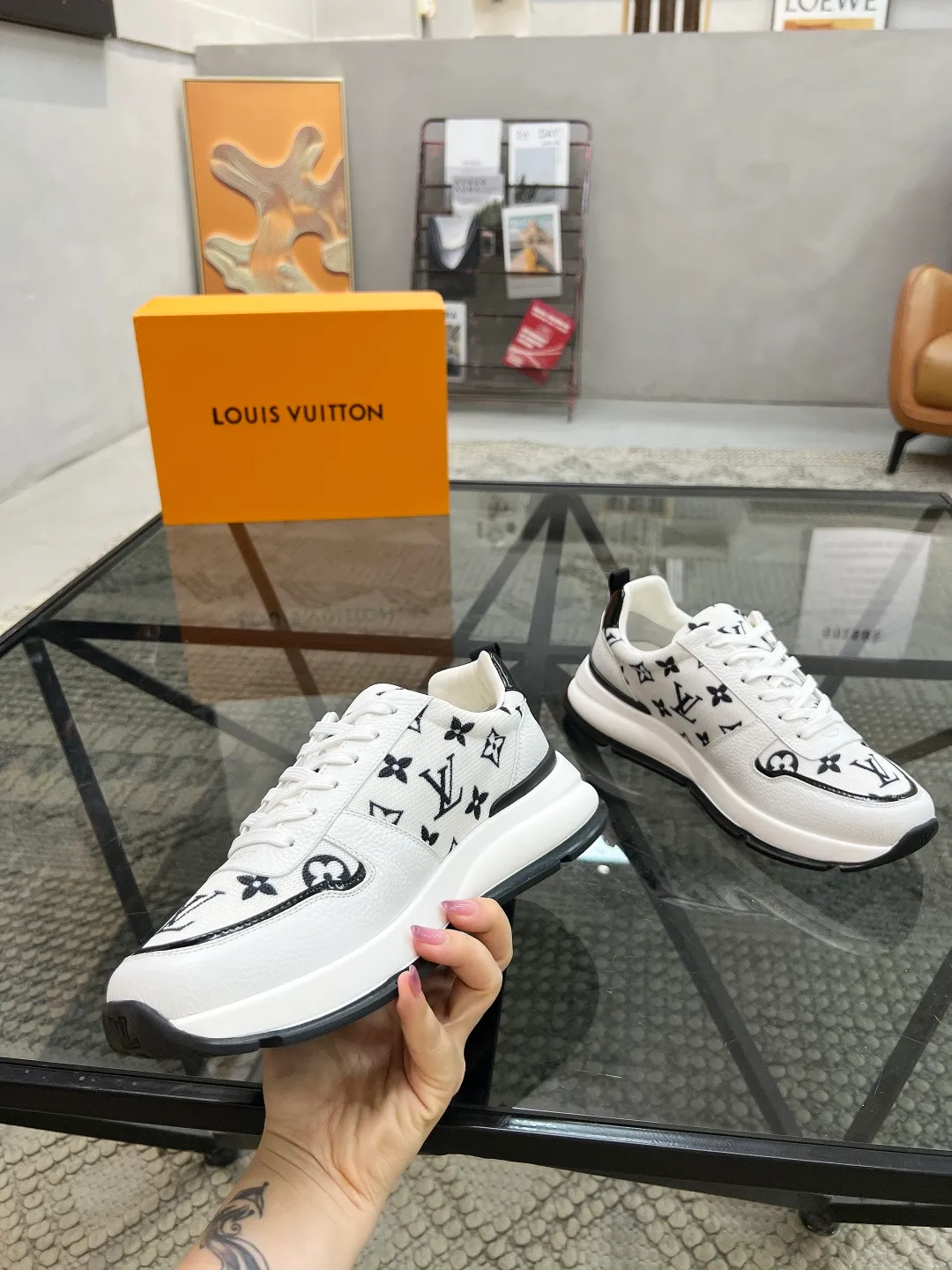 Factory price: 480💰LV🔍Top purchasing agent🇮🇹 Lu Street God's new sports shoes are coming and are available at counters simultaneously. Original factory configuration, original cowhide imported from Italy with mesh fabric, high-quality printing and splicing complex process, sports trendy person, imported water-dyed cowhide lining, sole: Wang Yuan factory specially provides the original sole, super comfortable, original factory follow-up goods 🔍🔍High quality, you can enter and leave the counter at will, welcome to compare and synchronize with the counter, code number 38-44, customized 45